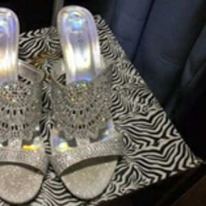 Beautiful slide pumps.